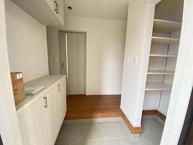 物で溢れがちな玄関も、たっぷり収納可能な玄関収納でスッキリ快適♪