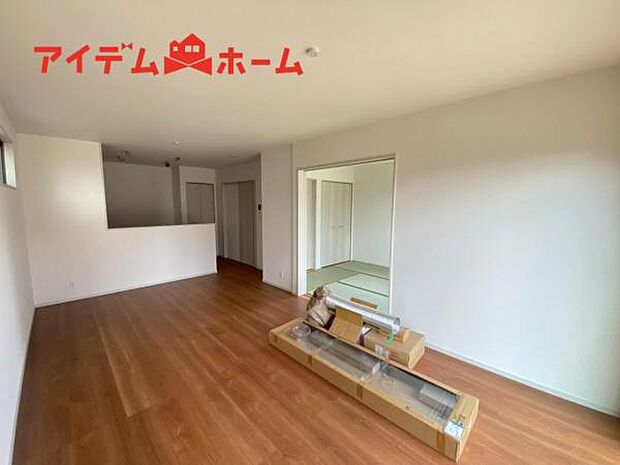 南側から明るい日差しをたっぷり取り込めるリビングです♪