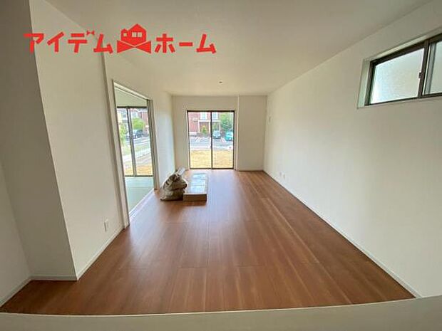 南側から明るい日差しをたっぷり取り込めるリビングです♪