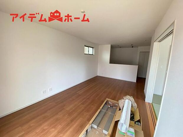 南側から明るい日差しをたっぷり取り込めるリビングです♪