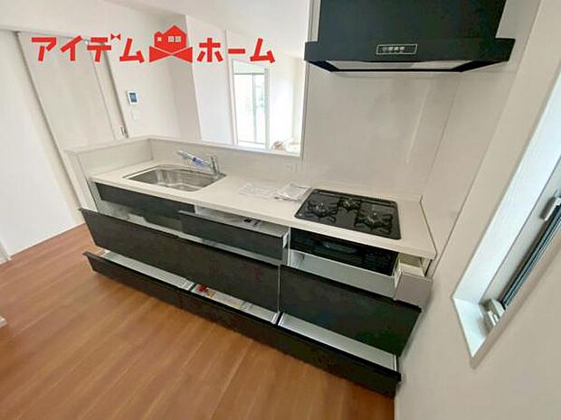 料理をしながら会話が楽しめる対面キッチンリビングで遊ぶお子様の様子も見えるので安心です♪