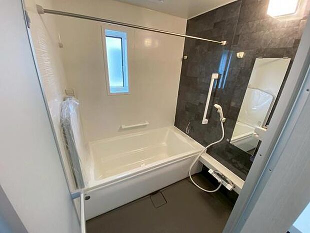 足を伸ばしてゆったりとリラックスできる広々バスタブ♪親子のコミュニケーションもとれます