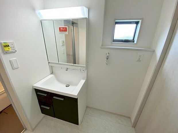 暮らしを快適に変える、シャワー付き洗面化粧台♪