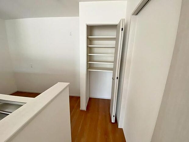 食品の保管に便利なキッチンパントリー完備棚付きでスッキリと片付けられます 