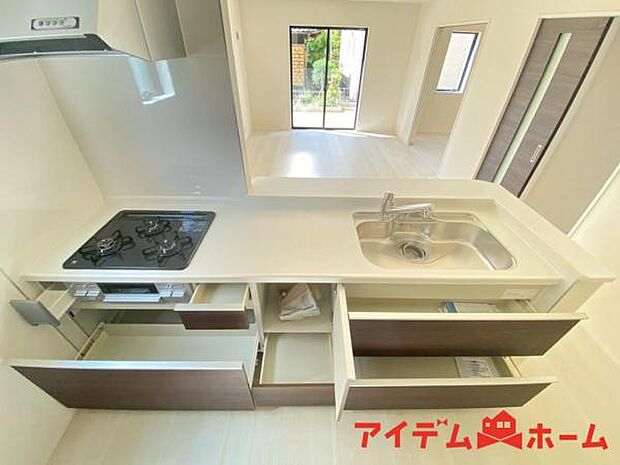 料理をしながら会話が楽しめる対面キッチンリビングで遊ぶお子様の様子も見えるので安心です♪