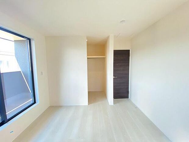 心地良い日差しが差し込む明るい居室