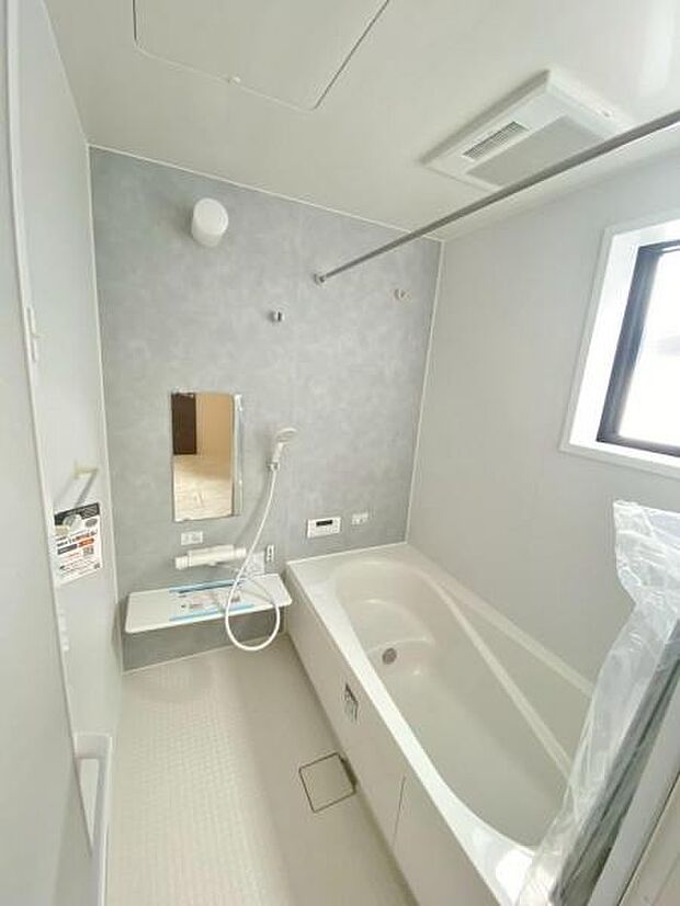 足を伸ばしてゆったりとリラックスできる広々バスタブ♪親子のコミュニケーションもとれます