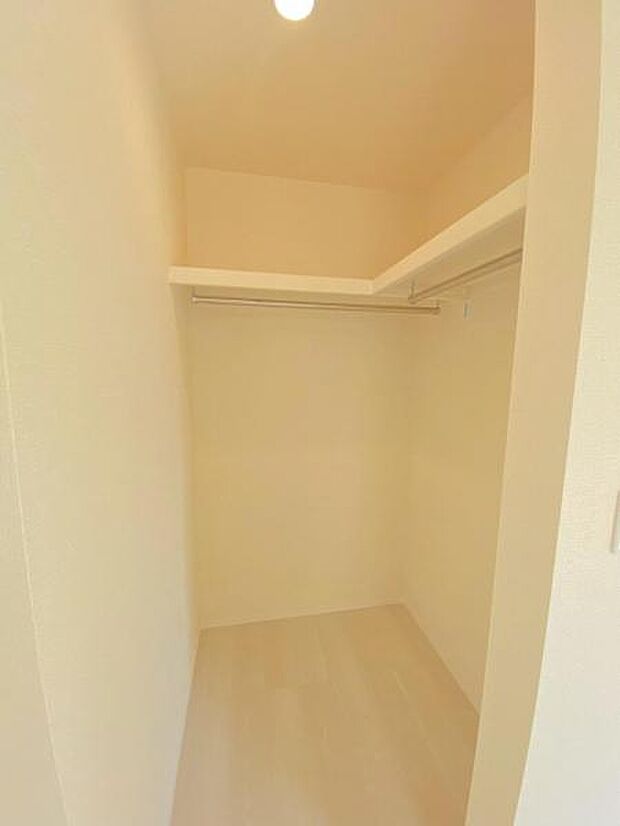 季節物もまるごと収納できる、衣替えいらずの嬉しい大型収納