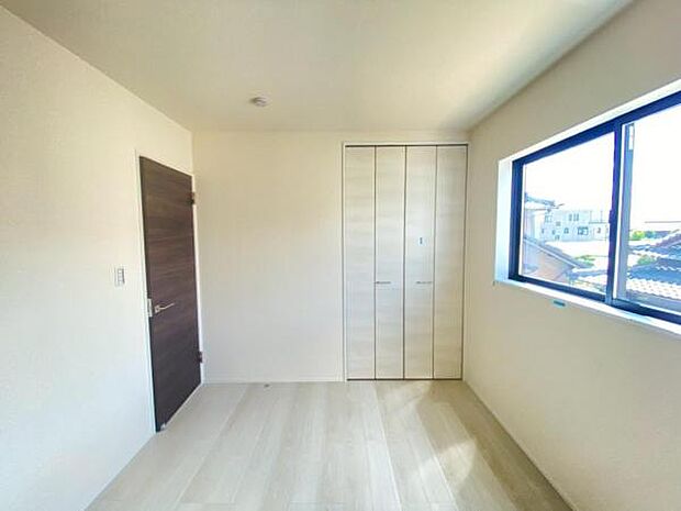 心地良い日差しが差し込む明るい居室