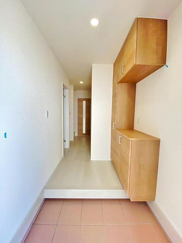 物で溢れがちな玄関も、たっぷり収納可能な玄関収納でスッキリ快適♪