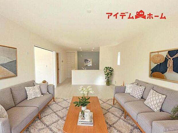 ※家具設置イメージです。 南側から明るい日差しをたっぷり取り込めるリビングです♪