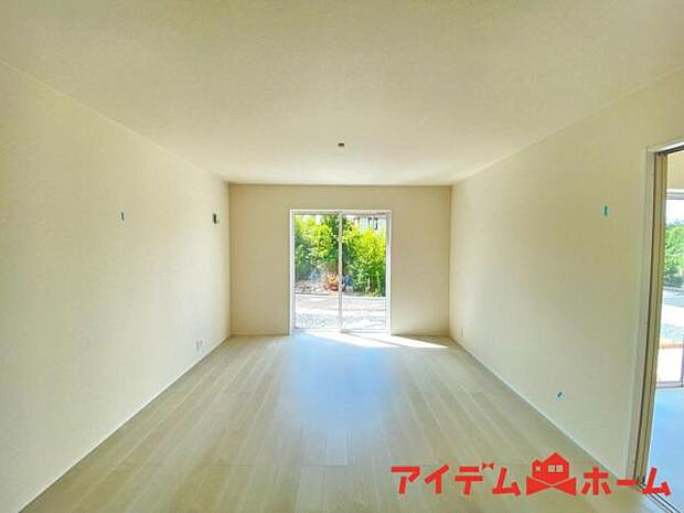 南側から明るい日差しをたっぷり取り込めるリビングです♪ 