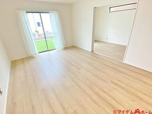 南側から明るい日差しをたっぷり取り込めるリビングです♪