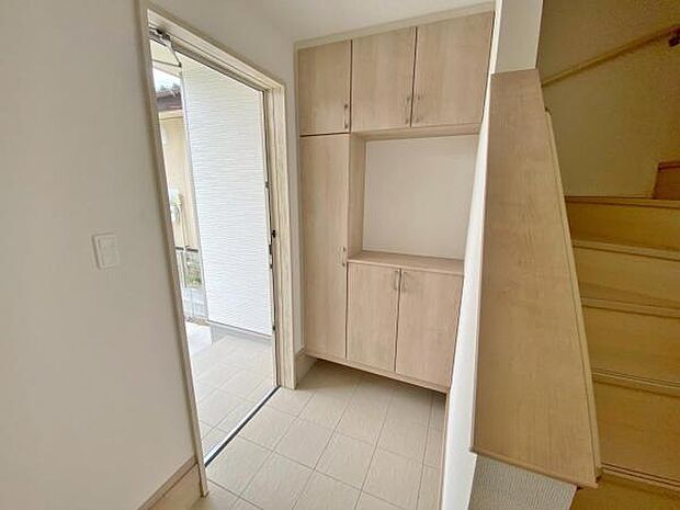 物で溢れがちな玄関も、たっぷり収納可能な玄関収納でスッキリ快適♪