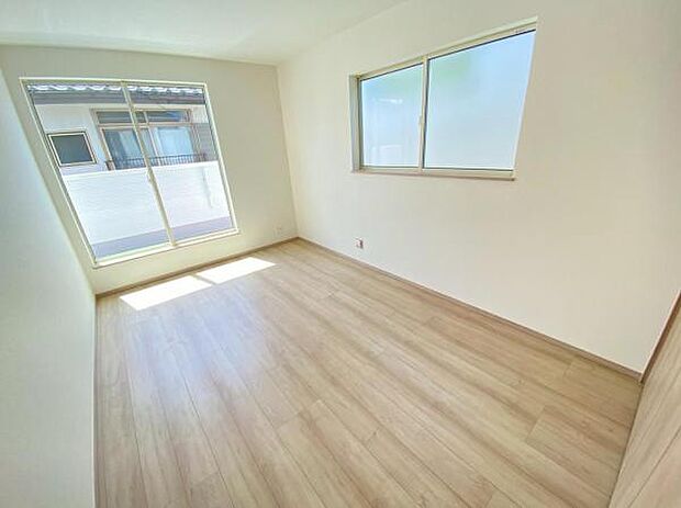 心地良い日差しが差し込む明るい居室