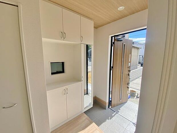 物で溢れがちな玄関も、たっぷり収納可能な玄関収納でスッキリ快適♪