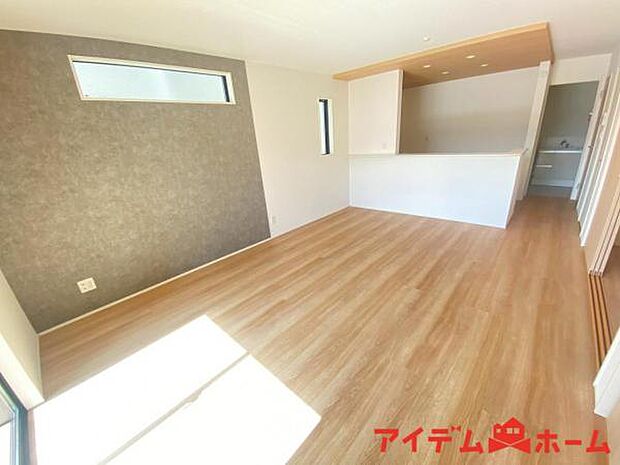 南側から明るい日差しをたっぷり取り込めるリビングです♪