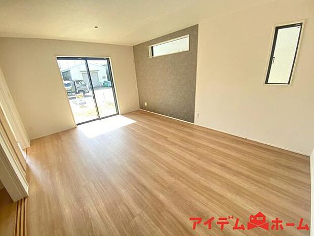 南側から明るい日差しをたっぷり取り込めるリビングです♪