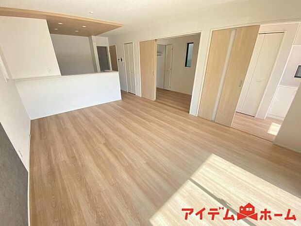 南側から明るい日差しをたっぷり取り込めるリビングです♪