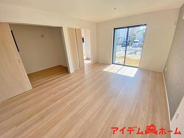 南側から明るい日差しをたっぷり取り込めるリビングです♪