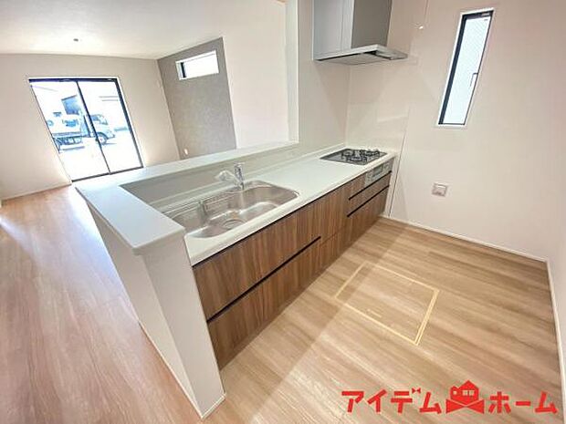 料理をしながら会話が楽しめる対面キッチンリビングで遊ぶお子様の様子も見えるので安心です♪