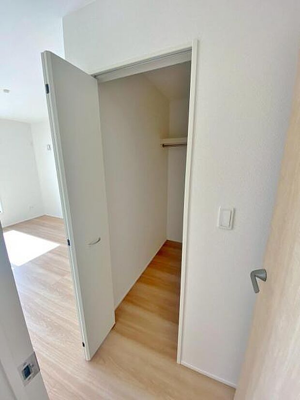 季節物もまるごと収納できる、衣替えいらずの嬉しい大型収納