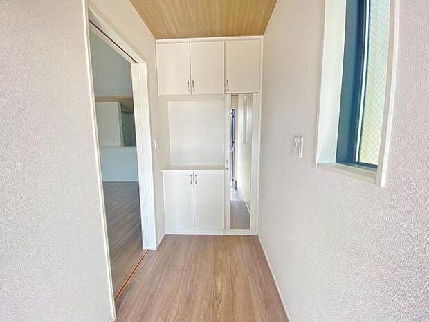 物で溢れがちな玄関も、たっぷり収納可能な玄関収納でスッキリ快適♪