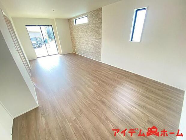 南側から明るい日差しをたっぷり取り込めるリビングです♪