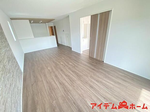 南側から明るい日差しをたっぷり取り込めるリビングです♪