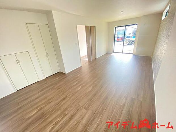 南側から明るい日差しをたっぷり取り込めるリビングです♪