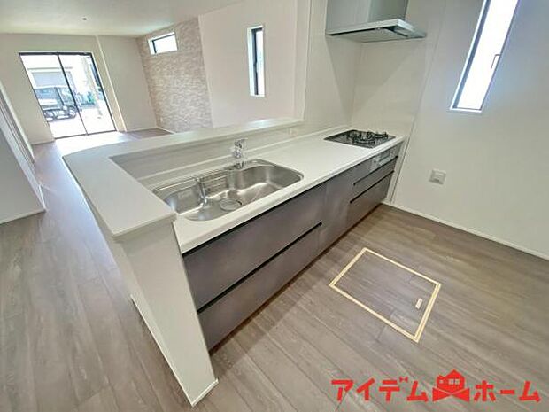 料理をしながら会話が楽しめる対面キッチンリビングで遊ぶお子様の様子も見えるので安心です♪