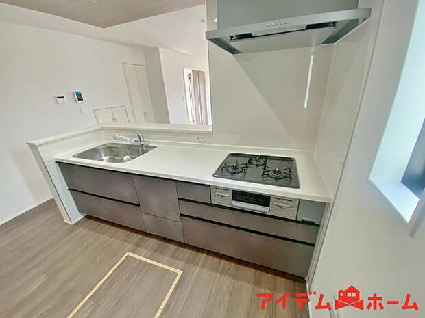 料理をしながら会話が楽しめる対面キッチンリビングで遊ぶお子様の様子も見えるので安心です♪