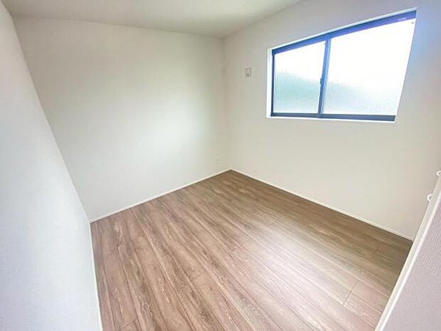 心地良い日差しが差し込む明るい居室