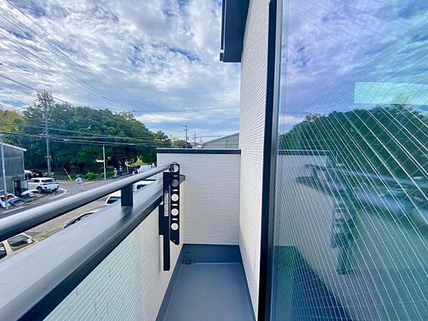 日差しをたっぷり受けれる南面バルコニーで毎日のお洗濯も快適♪