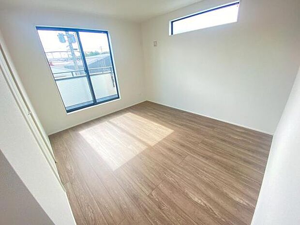 心地良い日差しが差し込む明るい居室