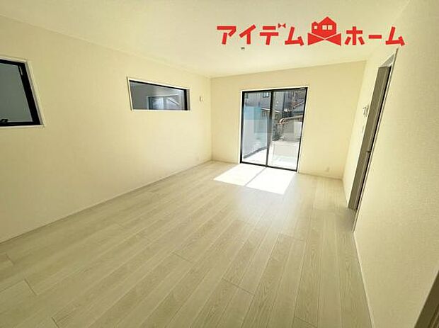 南側から明るい日差しをたっぷり取り込めるリビングです♪