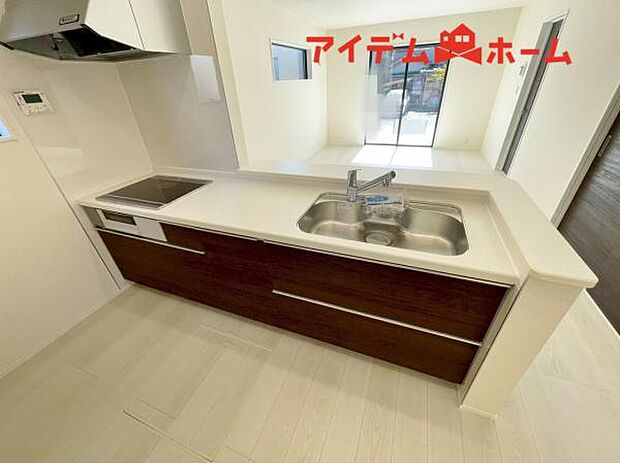 料理をしながら会話が楽しめる対面キッチンリビングで遊ぶお子様の様子も見えるので安心です♪