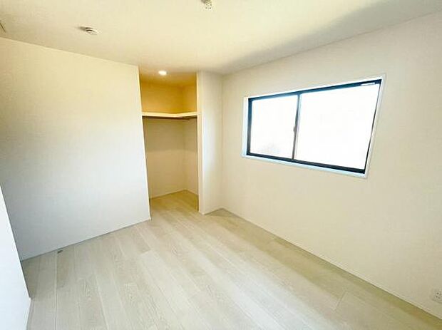 心地良い日差しが差し込む明るい居室