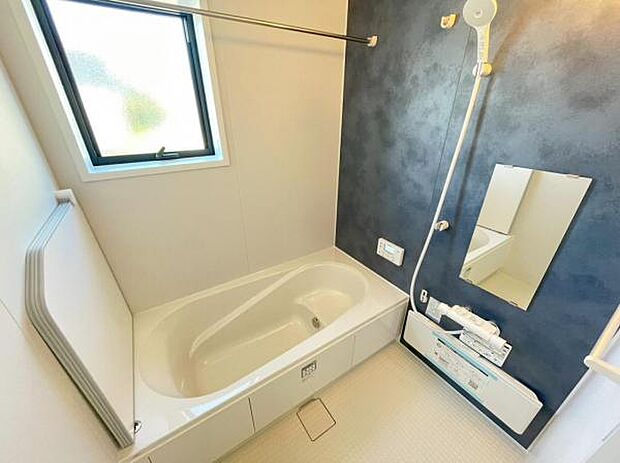 足を伸ばしてゆったりとリラックスできる広々バスタブ♪親子のコミュニケーションもとれます