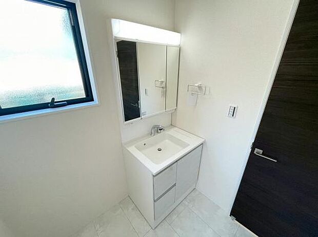 暮らしを快適に変える、シャワー付き洗面化粧台♪