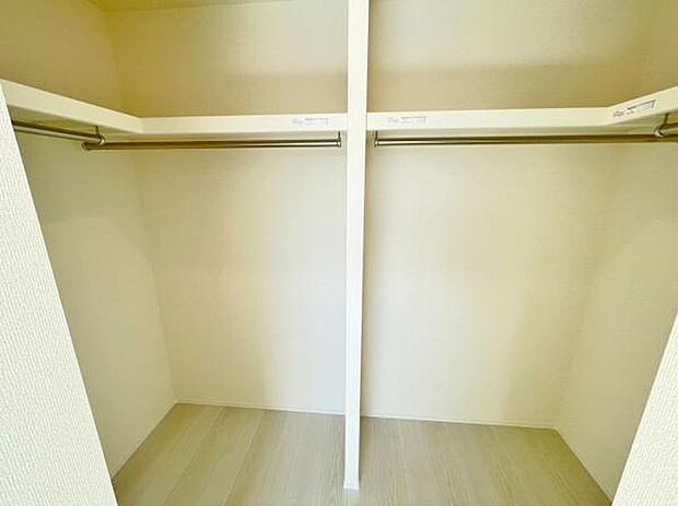 季節物もまるごと収納できる、衣替えいらずの嬉しい大型収納