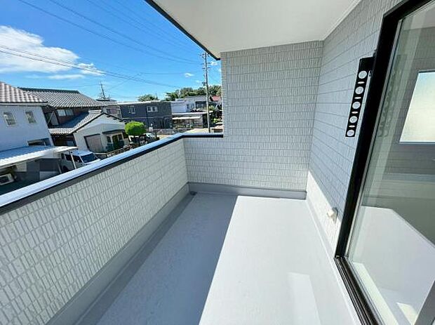 日差しをたっぷり受けれる南面バルコニーで毎日のお洗濯も快適♪