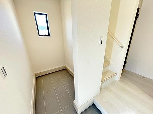 玄関土間収納。靴収納以外に、コート類の収納スペースとしても◎ 