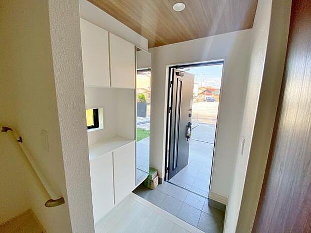 散らかりがちな玄関もスッキリ片づけられる収納付き外出前に身だしなみをチェックできる姿見もあります