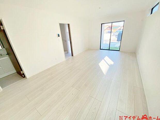 南側から明るい日差しをたっぷり取り込めるリビングです♪