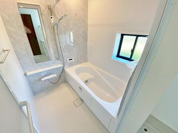 足を伸ばしてゆったりとリラックスできる広々バスタブ♪親子のコミュニケーションもとれます