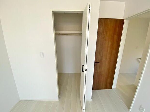 季節物もまるごと収納できる、衣替えいらずの嬉しい大型収納!