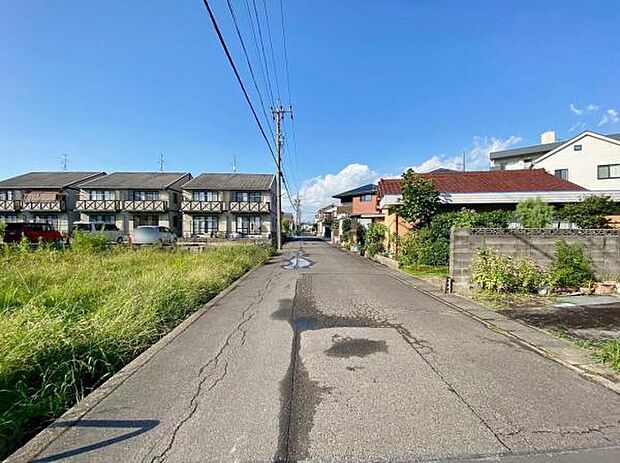 前面道路(2025年10月)撮影 休日、平日問わずお気軽にお問合せくださいませ。