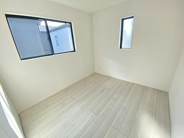 心地良い日差しが差し込む明るい居室