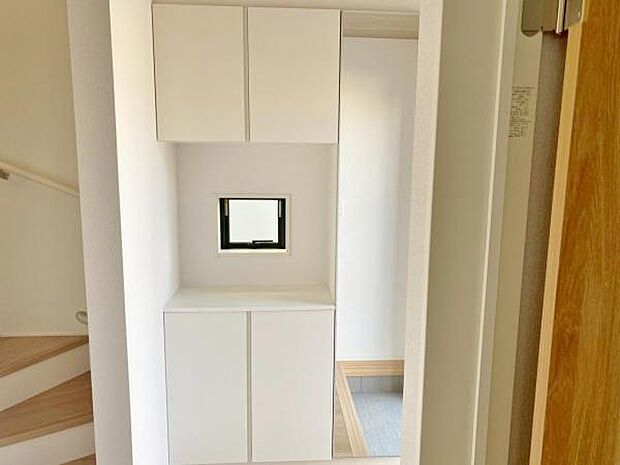 散らかりがちな玄関もスッキリ片づけられる収納付き外出前に身だしなみをチェックできる姿見もあります